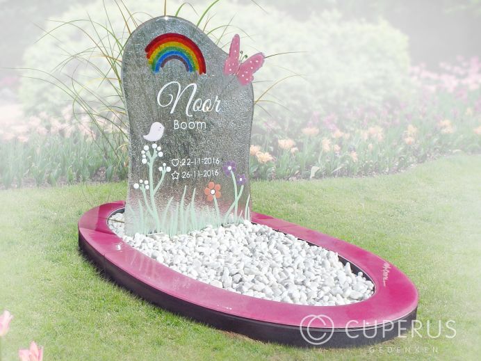 Ovaalvormig kindermonument met glas foto 1