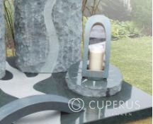 Klein grafmonument met zuilen en foto foto 6