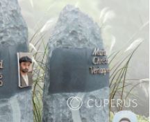Klein grafmonument met zuilen en foto foto 4
