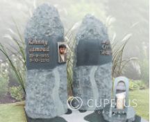 Klein grafmonument met zuilen en foto foto 2