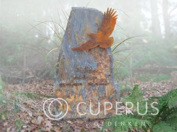 Ruwe grafsteen met Cortenstalen adelaar