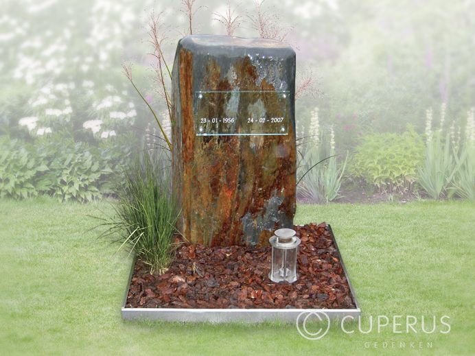 Ruwe grafsteen met glazen tekstplaatje en graflantaarn foto 1