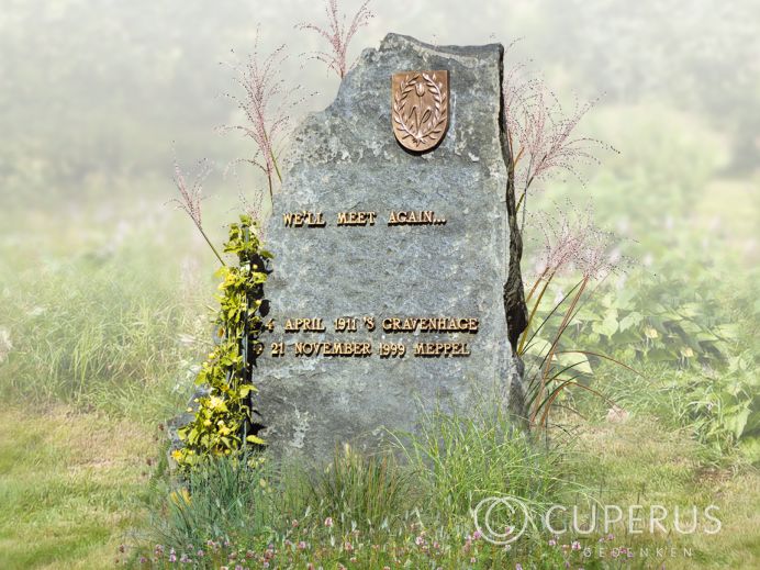 Ruwe grafsteen met Koperen letters en ornament foto 1