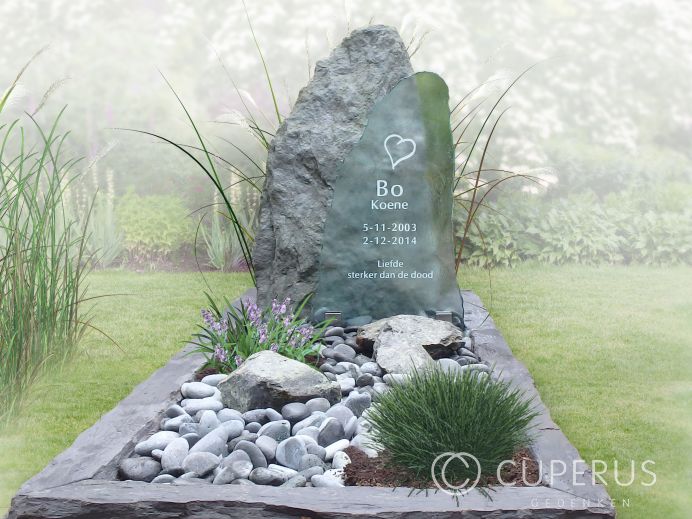 Natuurlijk grafmonument met zwerfkei en glas foto 1