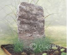 Ruwe grafsteen met kruis en Cortenstalen rand foto 2