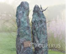 Grafsteen met twee blauwe zuilen en koperen tekstplaatje foto 2