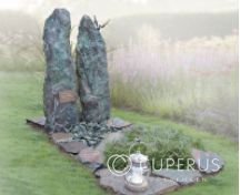Grafsteen met twee blauwe zuilen en koperen tekstplaatje foto 1