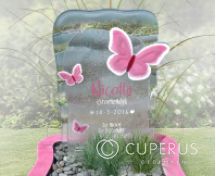 Glazen grafsteen voor meisje met vlinders foto 2
