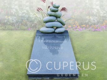 Stapeltje met zwerfkeien op vloer