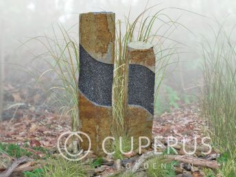 Twee grafmonumenten van bazalt als zuilen