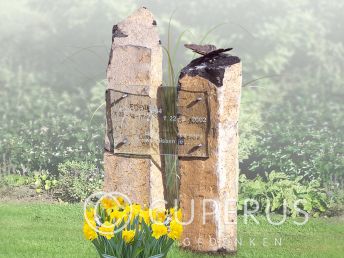 Twee natuurlijke grafzuilen met glazen tekstplaatje