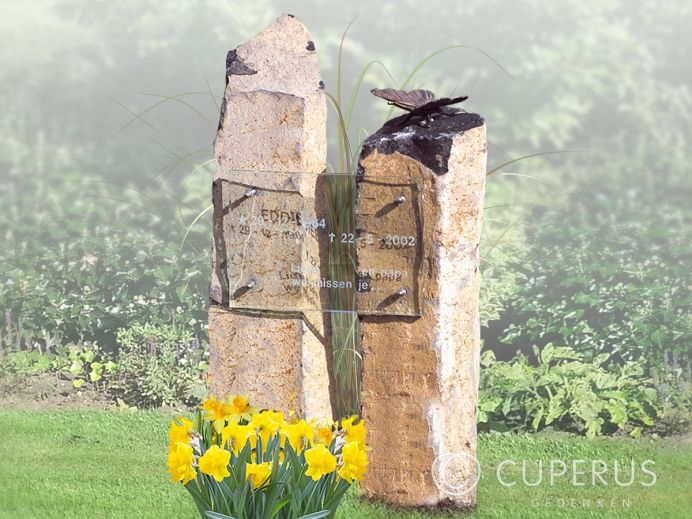 Twee natuurlijke grafzuilen met glazen tekstplaatje foto 1