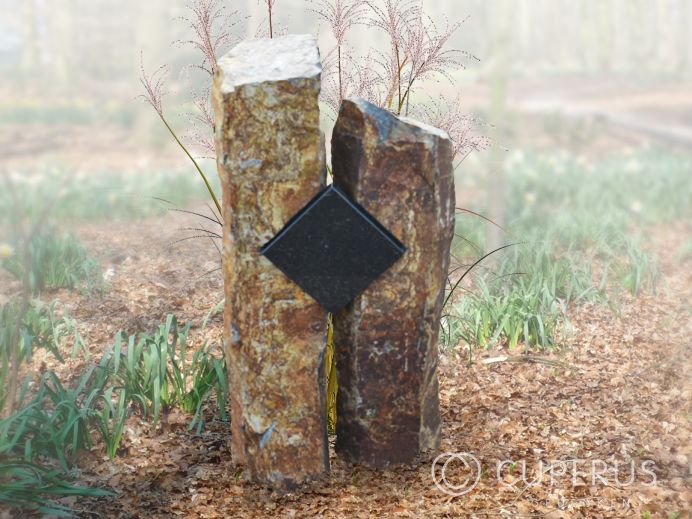 Twee natuurlijke grafzuilen van Basalt met tekstplaatje foto 1