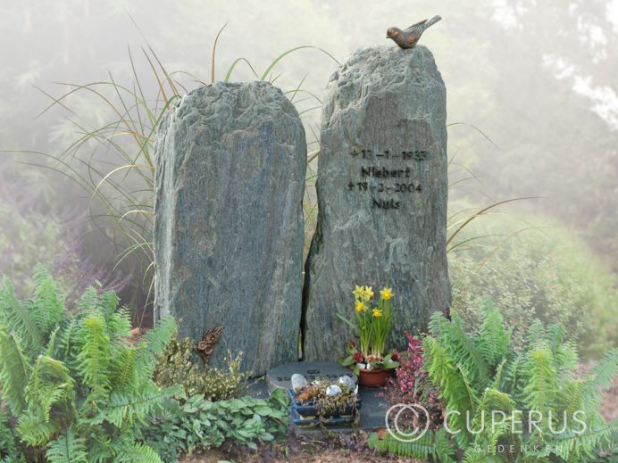 Twee ruwe grafstenen van Serpentijn met vogel foto 1