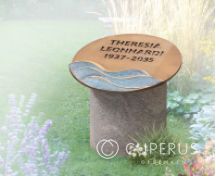 Korte urnenzuil met ronde bronze plaat foto 1
