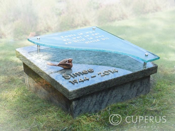 Urnenmonument met glas en bronzen vogel foto 1