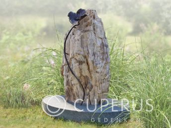 Versteent houten stammetje met bloem van Koper