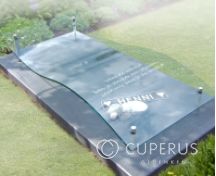 Liggende grafsteen met golvende glazen tekstplaat foto 1