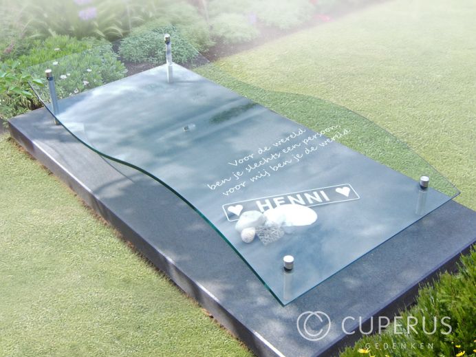 Liggende grafsteen met golvende glazen tekstplaat foto 1